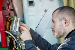 Técnico especialista en mantenimiento de equipos industriales