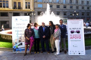 Las principales fuentes de Oviedo se tiñen de rosa contra el cáncer de mama