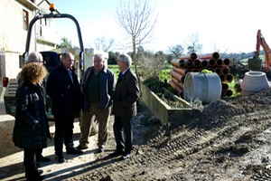 El consejero de Medio Ambiente de Cantabria visita las obras de construcción de la red separativa de aguas de Queveda en Santillana del Mar