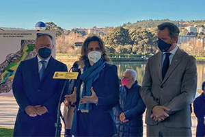 Teresa Ribera destaca el proyecto de regeneración ambiental de la ría de O Burgo como un emblema en la conservación de los espacios de dominio público en el litoral