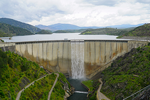 El Atazar en Madrid alcanza su capacidad máxima y vierte agua por el aliviadero superior por primera vez en 34 años