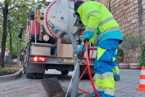 EMASESA limpia m&aacute;s de 12.000 imbornales y 94 km de red de saneamiento en abril