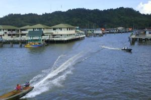 Saneamiento por vacío en los palafitos de Kampong Ayer de Brunei en Asia