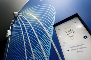 Bruselas premia un sensor diseñado por una empresa española que informa del agua que gastamos en la ducha