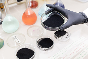 Investigadores chilenos desarrollan un material para purificar aguas contaminadas a partir de neumáticos usados