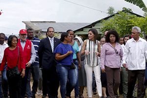 La Reina Leticia visita proyectos de cooperación de agua y saneamiento en R. Dominicana y Haití