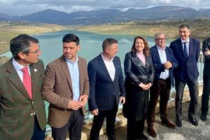 Entra en servicio la toma flotante del embalse de La Viñuela que beneficia a 200.000 habitantes de La Axarquía