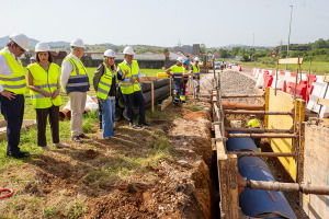 La presidenta de Cantabria considera una "actuaci&oacute;n prioritaria" la obra de renovaci&oacute;n del tritubo para el abastecimiento de Santander