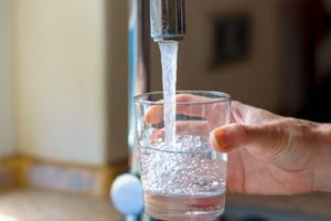 Un estudio determina que el agua embotellada tiene más microplásticos que el agua del grifo