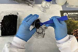Eurecat transforma residuos forestales en nuevos materiales para la descontaminación de aguas y la regeneración de suelos