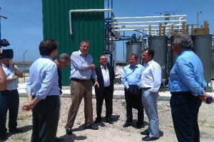 El alcalde de Chiclana y el director general de Aqualia visitan las instalaciones del proyecto All-gas en la EDAR de El Torno