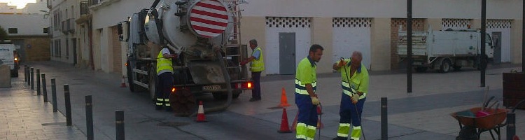 El Ayuntamiento de Chiclana en Cádiz comienza la limpieza de más de 9.000 imbornales en previsión de las lluvias otoñales