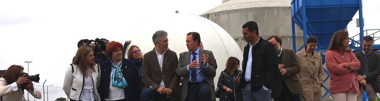 El Ministro del Interior prueba uno de los vehículos impulsados por el biogás que produce Aqualia en Chiclana