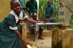 La UCLM participa en un proyecto para eliminar la contaminación y desinfectar el agua en el sur de África