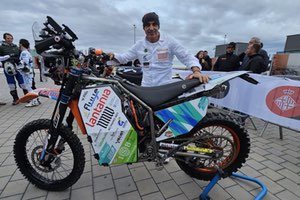 Lantania patrocina el primer equipo español que compite en el Dakar con una moto eléctrica